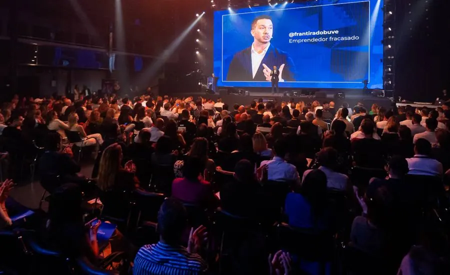 Sala llena de público mirando al escenario en el evento Gira Ilimitado de Alicante